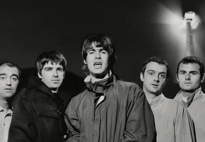 Oto lista zespołów rockowych zagranicznych alfabetycznie: Oasis, Blur, Radiohead. Pięciu mężczyzn na zdjęciu to członkowie zespołu Oasis.