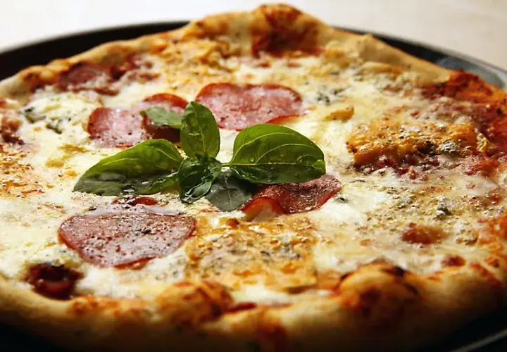 Jak zrobić włoską pizzę: prosty przepis na idealne ciasto i sos