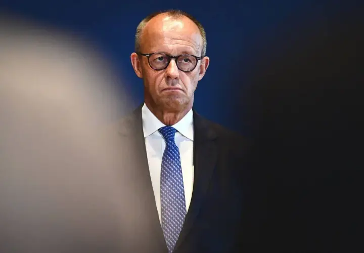 Max Adenauer, mit Brille und Krawatte, blickt nachdenklich in die Ferne.