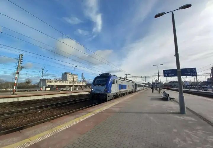 Niebiesko-biały pociąg czeka na pasażerów na stacji. Czy to już ten pociąg nad morze?