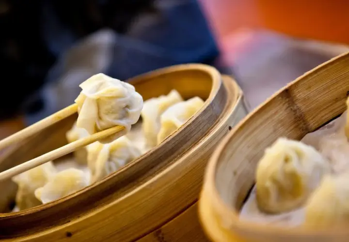 Dampfende Dumplings im Bambuskorb, bereit zum Genießen. Ein köstliches Dumplings Rezept zum Nachmachen.