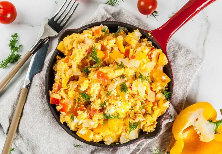 Uova strapazzate con peperoni e cipolle, un classico per la colazione o un pasto veloce. Questa peperoni e uova ricetta abruzzese è semplice e gustosa.