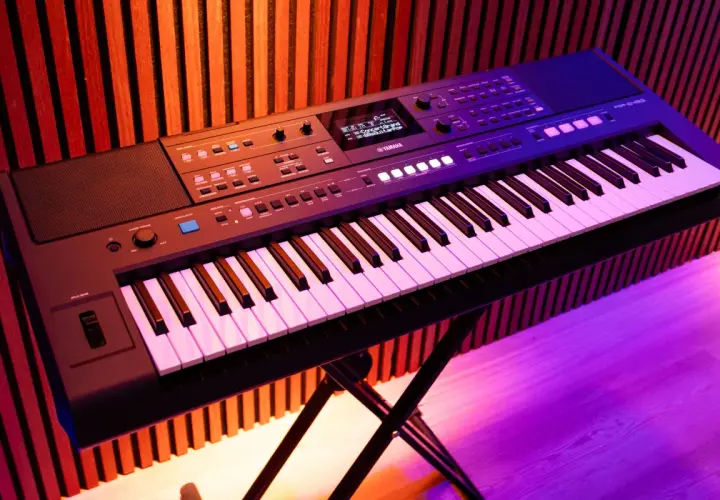 Czarny keyboard Yamaha PSR-E463 na statywie, idealny do nauki gry. Sprawdź nasz ranking keyboardów dla dzieci!
