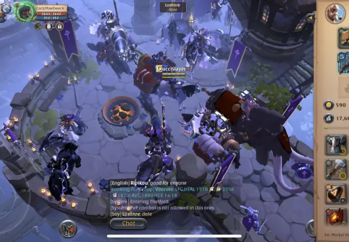 Gracze w Albion Online na Androidzie walczą w miejskiej scenerii. Widoczny jest ekwipunek postaci GucciSlayer.