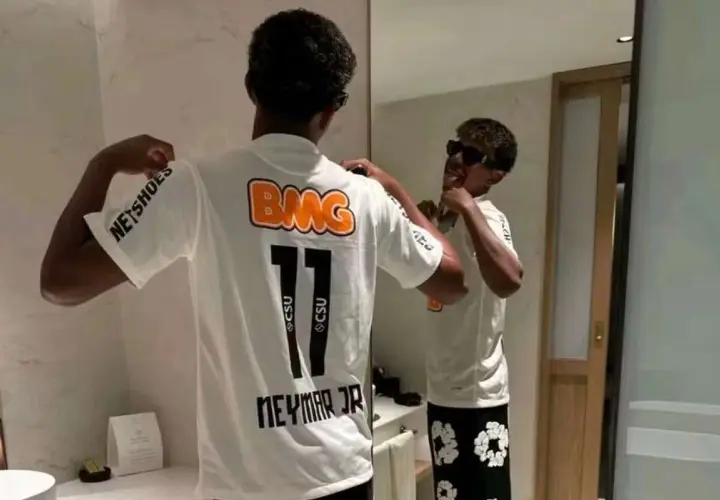 Neymar Jr., najdroższy piłkarz świata, przymierza nową koszulkę z numerem 11.