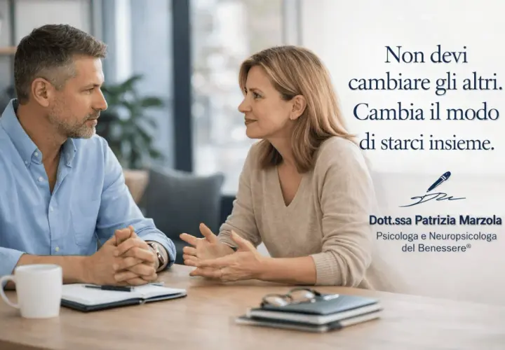 Coppia in colloquio, lei parla con le mani, lui ascolta. "Non devi cambiare gli altri. Cambia il modo di starci insieme.