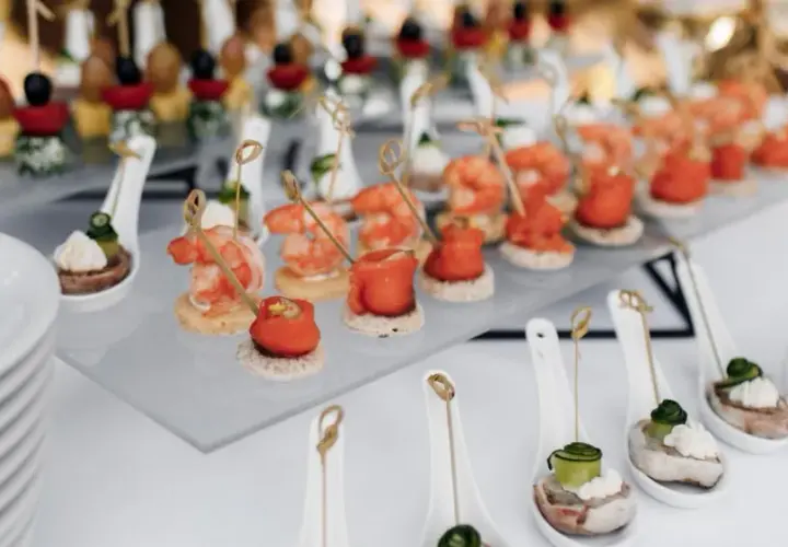 Catering na urodziny: ile kosztuje? Planuj budżet mądrze!