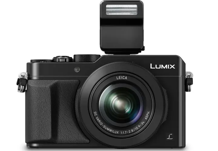 Czarny aparat Panasonic Lumix LX100 III z wysuwanym fleszem i obiektywem Leica.