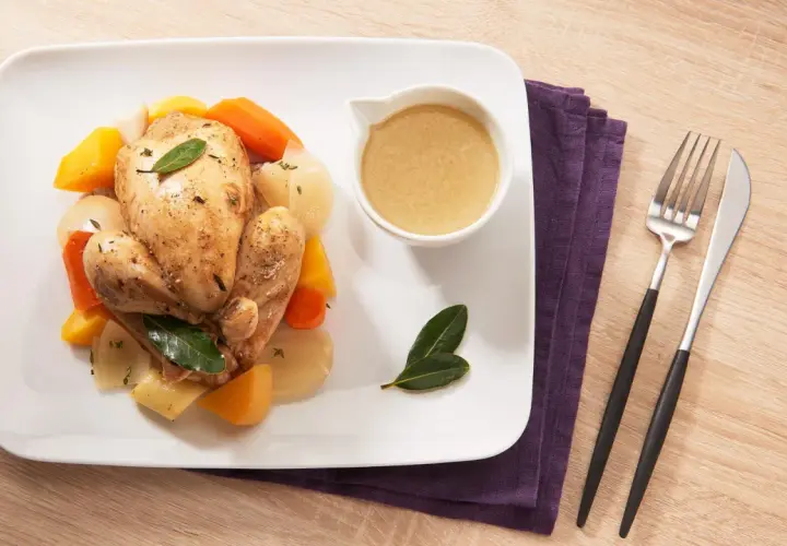 Un coq au Riesling, servi avec des légumes racines rôtis et sa sauce onctueuse. Quel accompagnement avec un coq au riesling ? Ces légumes sont parfaits !