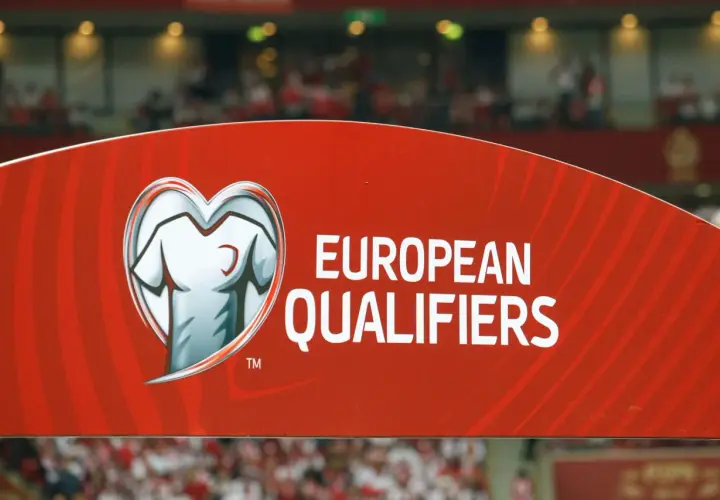 Czerwony baner z napisem "EUROPEAN QUALIFIERS" i symbolem koszulki w sercu. To część rozgrywek eliminacyjnych do Mistrzostw Europy.