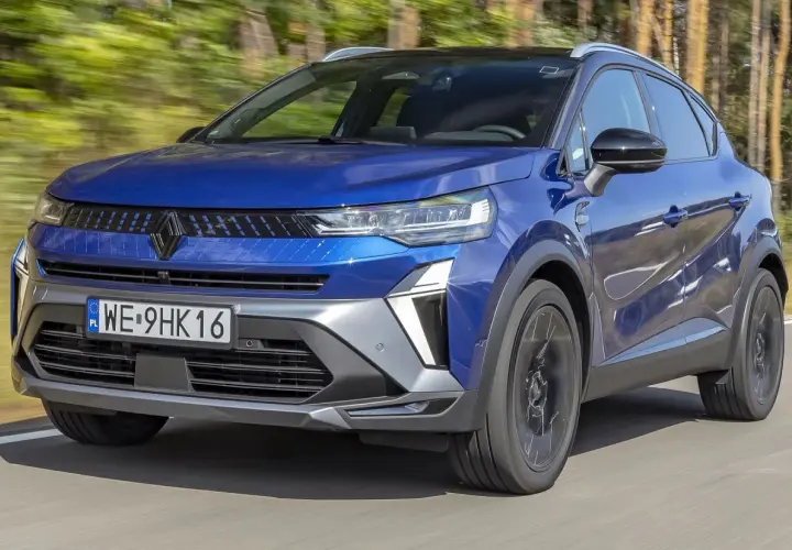 Nowy Renault Captur w niebieskim kolorze, idealny na rodzinne wycieczki. Sprawdź jego atrakcyjną cenę!