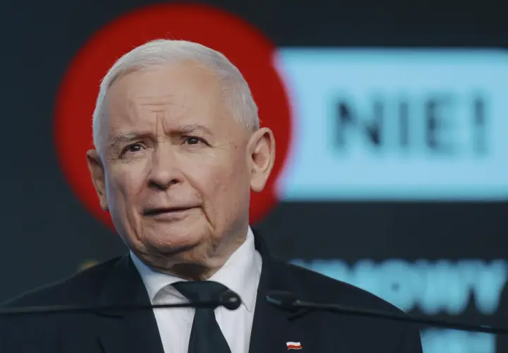 Jarosław Kaczyński, lider PiS, w garniturze i z polską flagą na klapie. Czy to on ma największe szanse na start w wyborach prezydenckich?