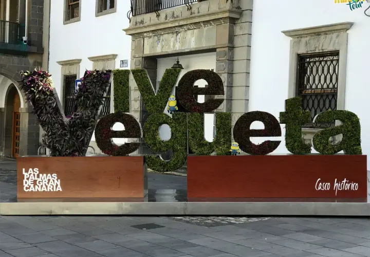 ¡Vive Vegueta en Las Palmas de Gran Canaria! Letras gigantes cubiertas de vegetación y dos minions dan la bienvenida al casco histórico.