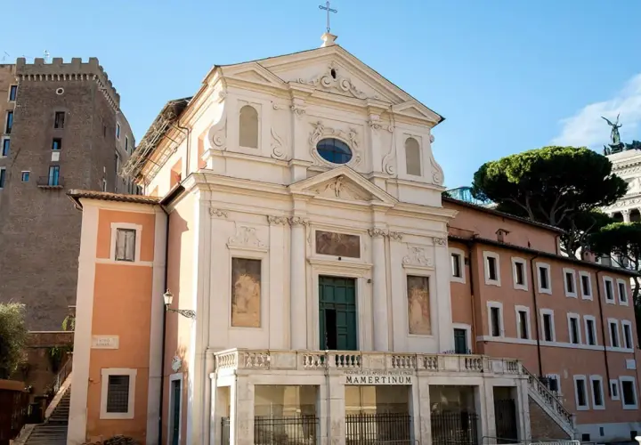 Façade d'une église à Rome, avec l'inscription "MAMERTINUM" visible, rappelant la prison Mamertine.