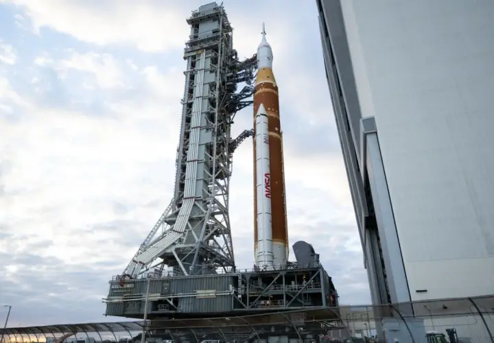 Ogromna rakieta SLS NASA stoi na platformie startowej, gotowa do podróży na Księżyc.