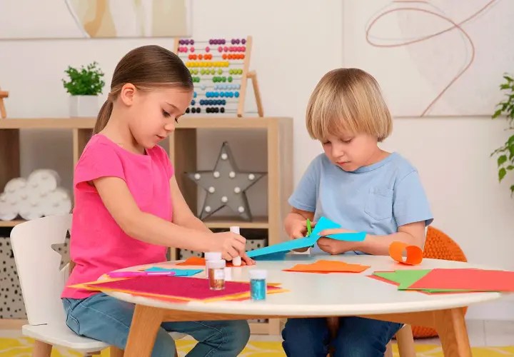 Niños recortando y pegando, creando arte con dibujos para recortar y pegar para imprimir.