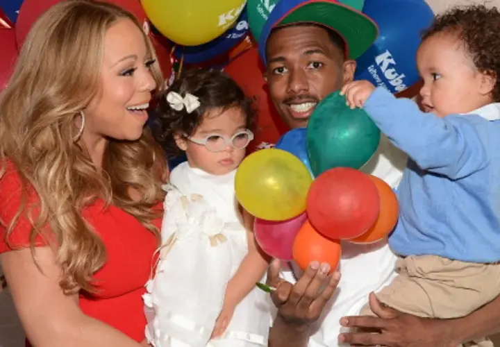 Mariah Carey z dziećmi, Monroe i Moroccanem, świętuje w otoczeniu kolorowych balonów.