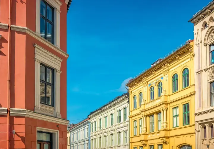 Kolorowe kamienice w Oslo, idealne na spacer przed rejsem promem do Oslo. Jasne słońce i błękitne niebo.