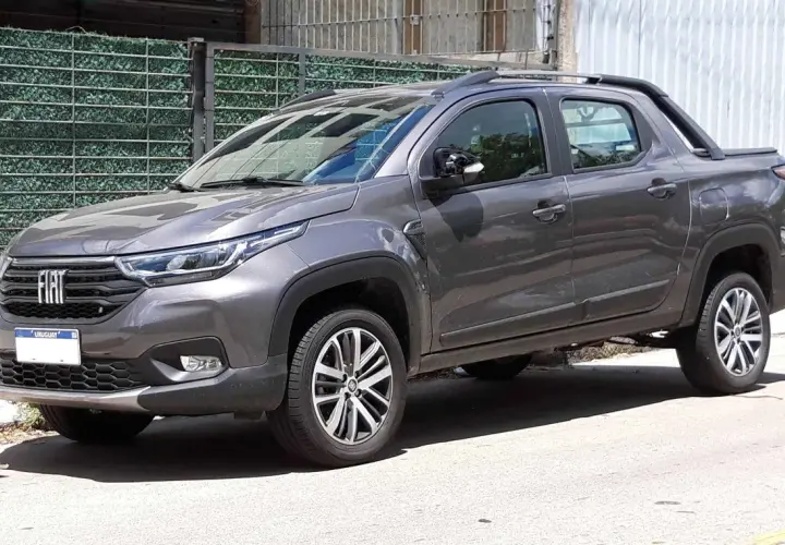 Szary Fiat Titano z tablicą rejestracyjną Urugwaju stoi na ulicy.