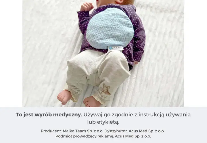 Niemowlę z termoforem z pestek wiśni na brzuszku. Dowiedz się, jak używać termofor z pestek wiśni, by przynieść ulgę maluszkowi.