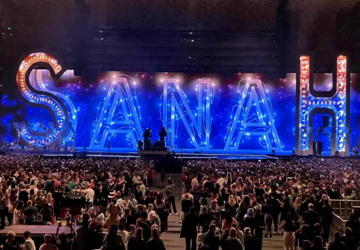 Koncert sanah w Warszawie. Ogromny napis SANAH na scenie, tłum fanów z telefonami w górze.