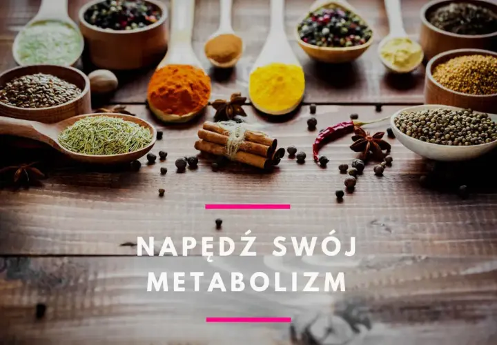 Drewniane łyżki z przyprawami: kurkumą, cynamonem, ziołami i pieprzem.