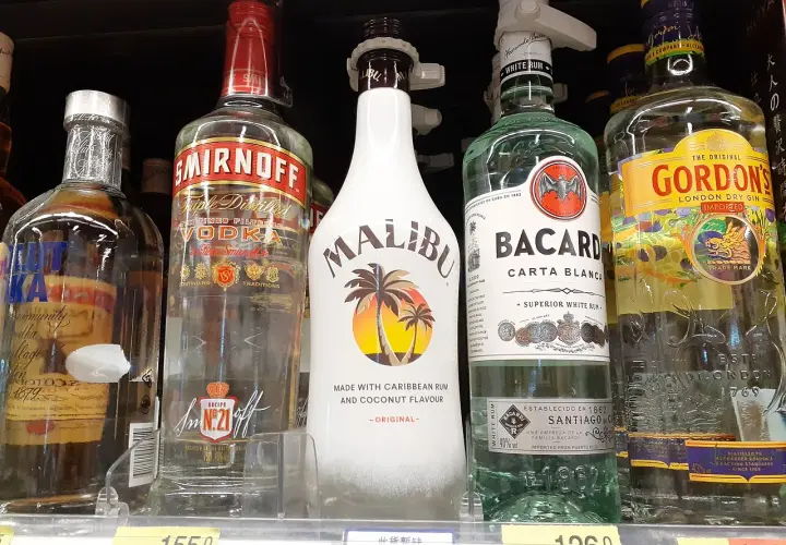 Butelki alkoholi: Malibu, Smirnoff, Bacardi, Gordon's.