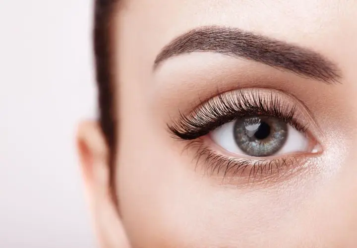 Stylizacja rzęs 1 do 1: Jak uzyskać naturalny efekt bez obciążenia