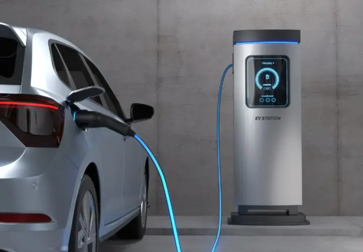 Srebrny samochód elektryczny podłączony do stacji ładowania. Zastanawiasz się, ile kosztuje ładowanie elektryka?