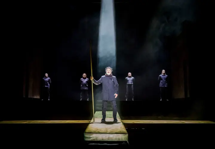 Aktorzy na scenie, przygotowujący się do spektaklu. Warto być w teatrze na 30 minut przed spektaklem.