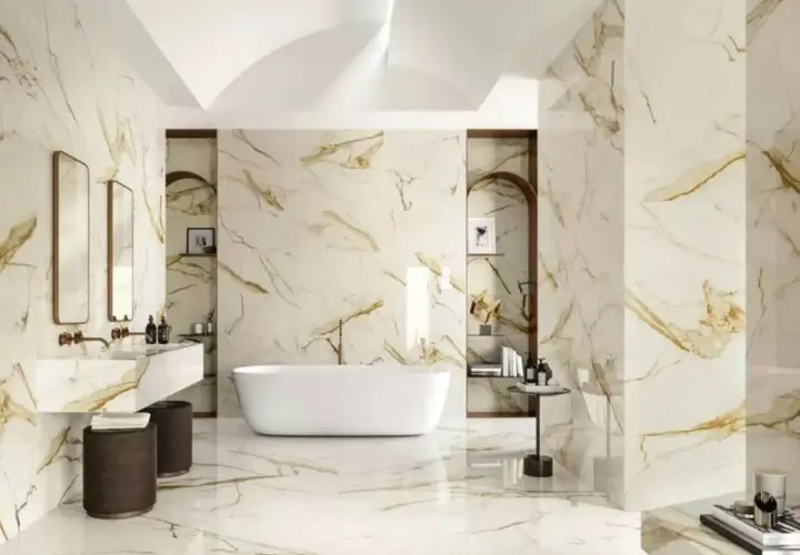 Bagno lussuoso con pavimento lucido effetto marmo. Pro: eleganza. Contro: scivolosità.
