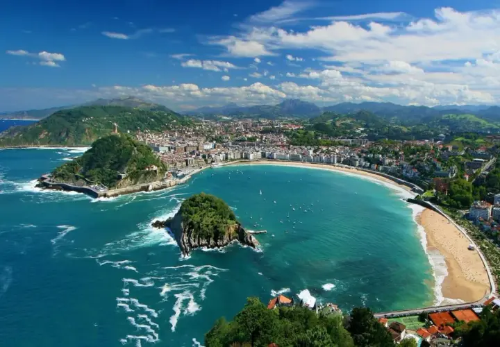 Bahía de San Sebastián, con su icónica playa de la Concha y la isla de Santa Clara, es un ejemplo de playas paradisíacas España.