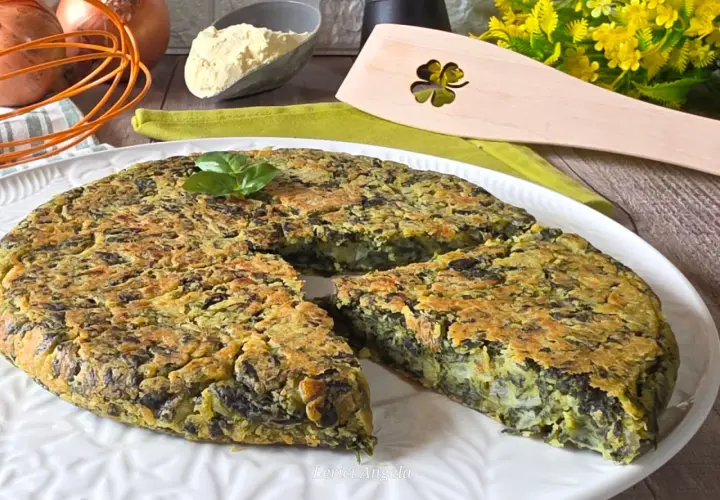 Frittata di spinaci dorata e soffice, guarnita con basilico fresco, pronta per essere gustata. Ingredienti freschi sullo sfondo.