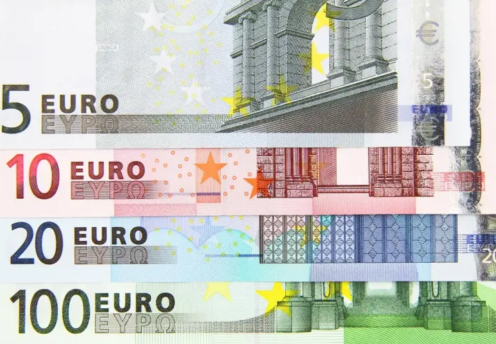 Banknoty euro o nominałach 5, 10, 20 i 100. To waluta używana na Malcie i w wielu innych krajach Europy.