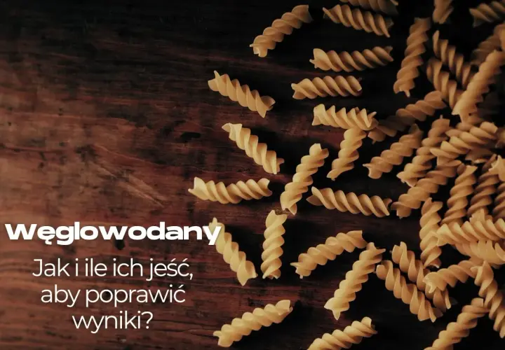 Fusilli na drewnianym tle. Jak uniknąć niedoboru węglowodanów i poprawić wyniki?