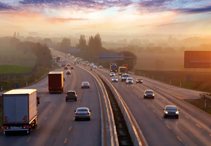 Autostrada w Niemczech o zachodzie słońca. Uważaj na prędkość, by uniknąć mandatów w Niemczech.
