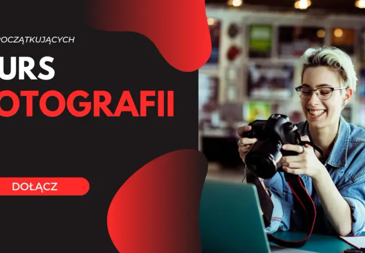 Uśmiechnięta dziewczyna z aparatem, zaproszenie na kurs fotografii dla początkujących. Dołącz!
