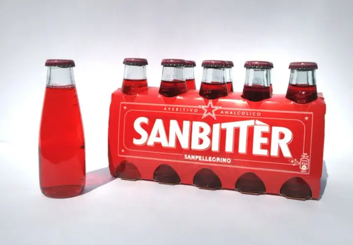 Sanbitter Aperitivo Analcolico: rote Flaschen mit dem Schriftzug Sanbitter. Die sanbitter inhaltsstoffe sind geheim, aber der Geschmack ist unverkennbar.