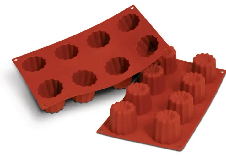 Deux moules en silicone rouge pour cannelés, prêts pour votre prochaine recette.