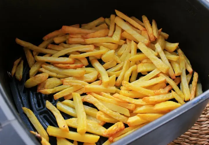 Patatas fritas doradas y crujientes recién hechas en freidora de aire. ¡Listas para disfrutar!