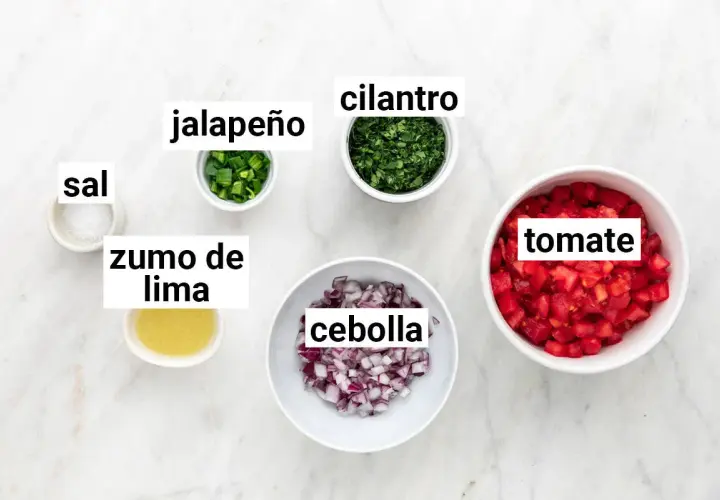 Ingredientes para pico de gallo: tomate, cebolla, jalapeño, cilantro, jugo de lima y sal.