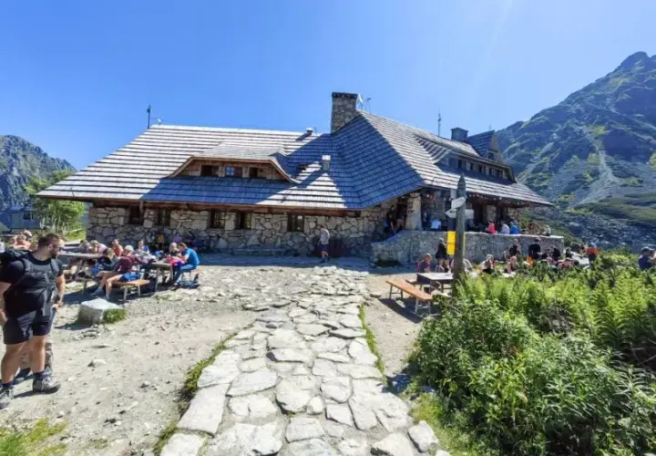 Ile kosztuje nocleg w schronisku? Ceny i porady na co zwrócić uwagę