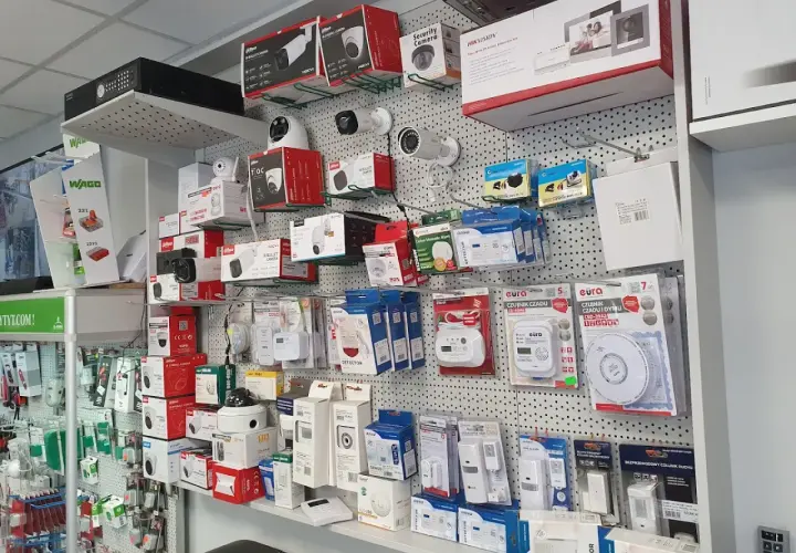 W hurtowni elektrycznej elpunkt znajdziesz kamery, czujniki dymu i ruchu, alarmy oraz inne akcesoria do zabezpieczeń.