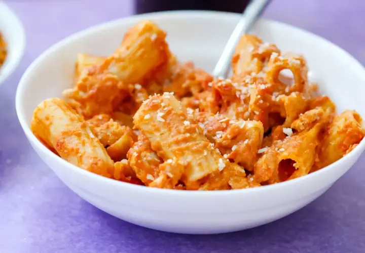 Un piatto di pasta al dente con sugo rosso e parmigiano, un classico dei piatti tipici napoletani.