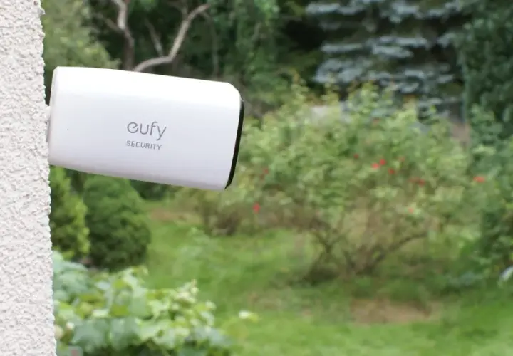 Kamera Eufy Security zamontowana na ścianie zapewnia monitoring działki przez internet mobilny.