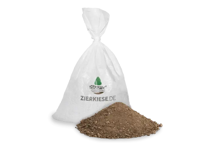 Sack mit Mutterboden und daneben ein Haufen Erde. Informieren Sie sich, was kostet Mutterboden für Ihr Gartenprojekt.