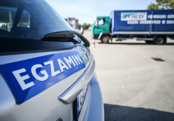Samochód z napisem "EGZAMIN" na tylnej klapie. Czy głuchoniemy może mieć prawo jazdy? Tak, po zdaniu egzaminu.