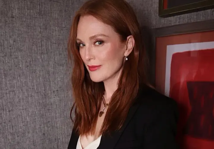 Eleganckie stylizacje do rudych włosów: Julianne Moore w czarnej marynarce i z subtelną biżuterią.