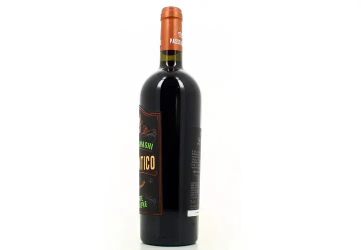 Bouteille de vin rouge "Isola dei Nuraghi", avec une étiquette noire ornée de motifs dorés et verts.