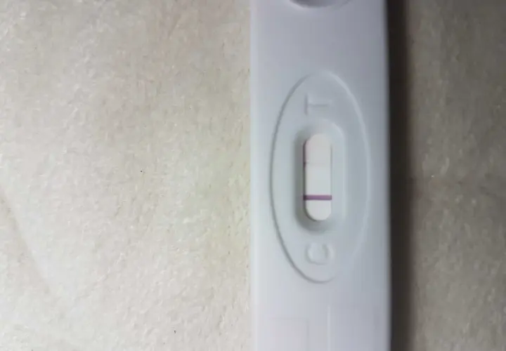 Test ciążowy z jedną kreską. Brak okresu, test negatywny.